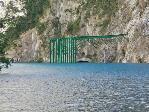 好可怕!立雾溪堰塞湖溢流 靳珩隧道水淹4米高