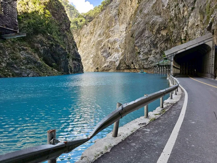 藍色清澈的水不斷上升仍處危險狀態。太管處提供