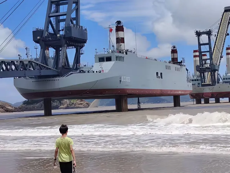 共軍超過40年沒有實戰，更從未有過大規模登陸作戰經驗。圖為共軍研發的登陸設施，實戰時將成標靶。翻攝解放軍網