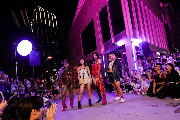 市府與舞蹈教室和餐酒館合作舉辦「K-POP RANDOM DANCE隨播即跳舞蹈大賽」前夜祭活動。翻攝畫面