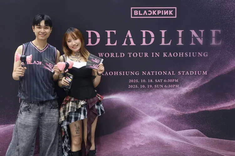 捷運左營站設大型主視覺打卡牆，吸引眾多粉絲停下腳步應援合影。翻攝畫面