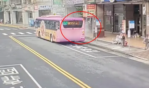 北市公車開一半起火!10乘客逃生 駕駛拿滅火器撲滅