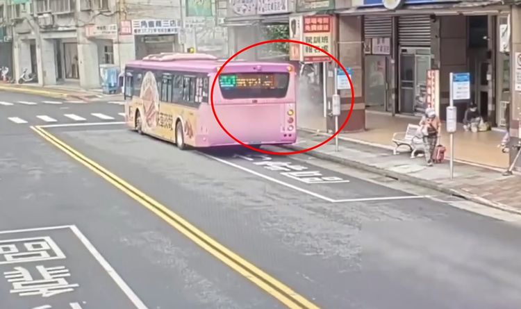 北市公車開一半起火!10乘客逃生 駕駛拿滅火器撲滅