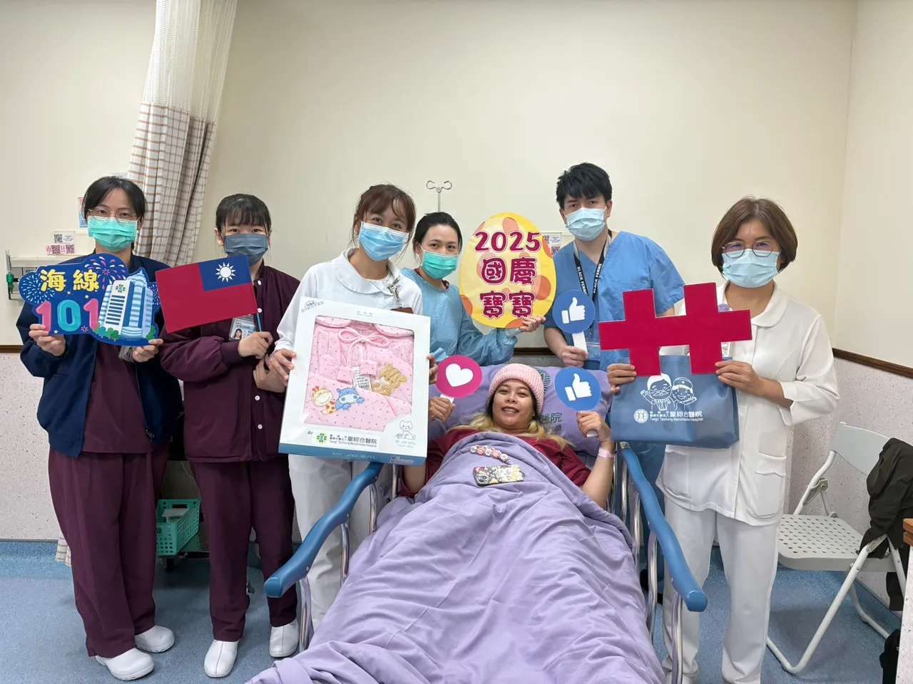 简姓妈妈自然产下了2982公克的小公主,医护团队送上礼物恭贺。童医院提供