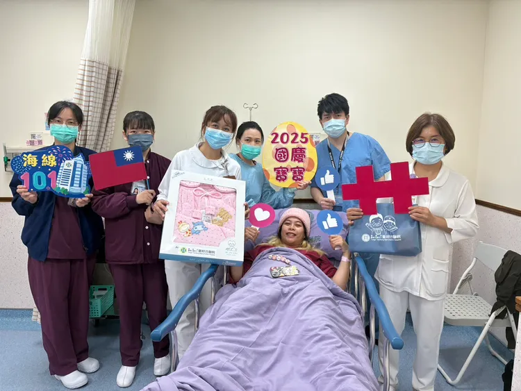 簡姓媽媽自然產下了2982公克的小公主，醫護團隊送上禮物恭賀。童醫院提供