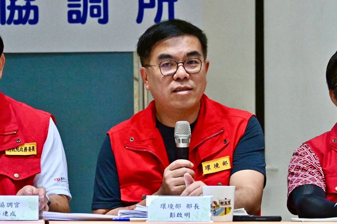 环境部长彭启明前往灾区。行政院提供