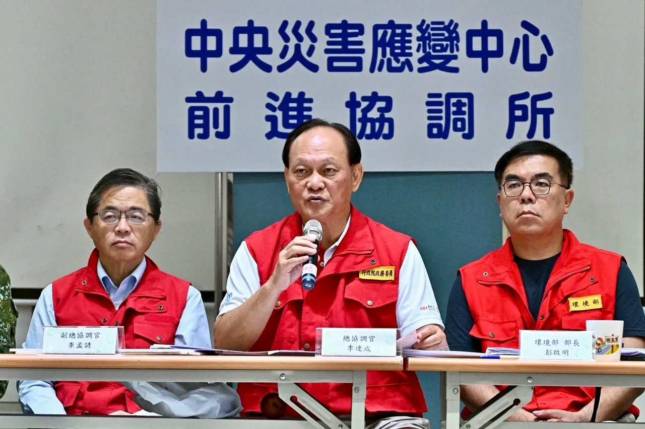 行政院政务委员季连成(左二)。行政院提供