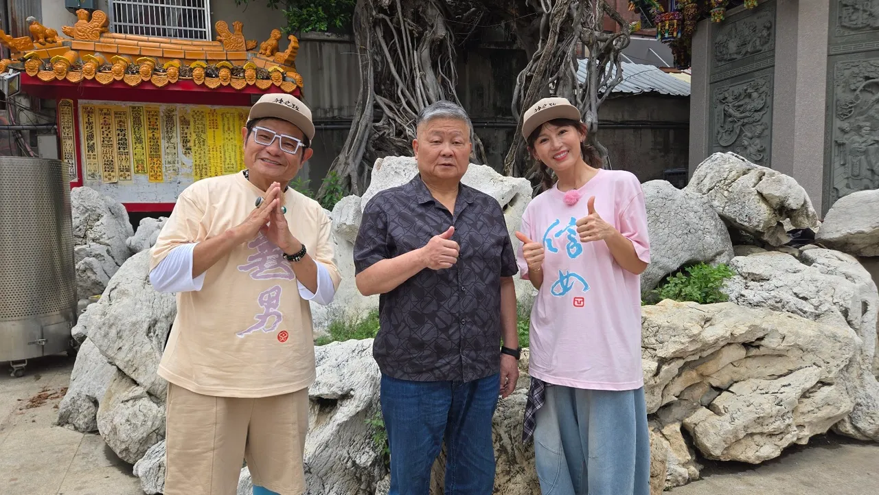 颜清标(中)向许效舜(左)和郑仲茵亲揭镇澜宫「正名」秘辛。东森超视提供