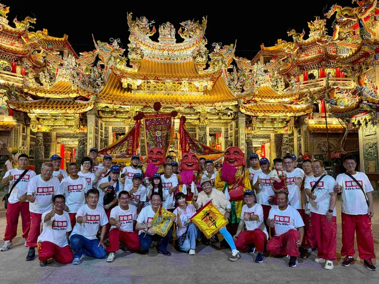 鎮瀾宮彌勒團，讓許效舜和鄭仲茵感動哽咽。東森超視提供