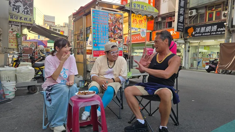 鎮瀾宮阿伯（右一）「憨人精神」感動媽祖，從路邊攤到60年老店。東森超視提供
