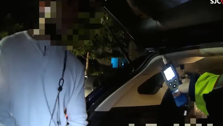 警方對周孝安實施酒測。警方提供