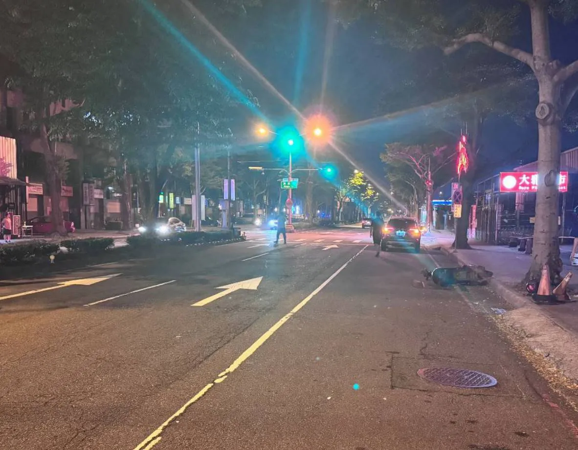 事故发生在西屯区中清路三段,附近加油站员工听到声响报案。民众提供