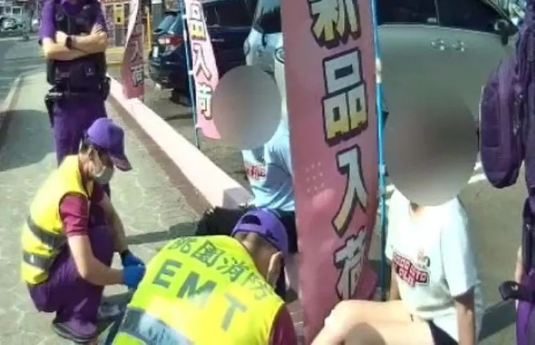 夫妻2人由消防人員包紮。桃園警分局提供