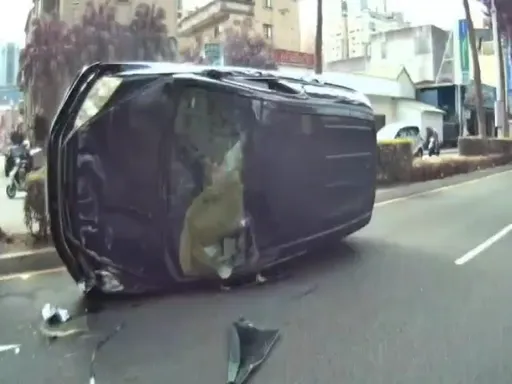 通緝男開車載妻出門!拒檢狂逃自撞翻車 他急呼:趕快救我老婆