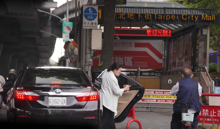 監委田秋菫在未下班的情況下，搭乘公務車去台北轉運站。民眾黨提供