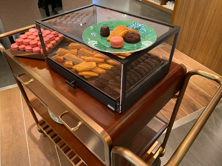 搭配Wedgwood英國皇室骨瓷餐盤，現場呈現超過20款歐式精品級甜點。莊偉祺攝