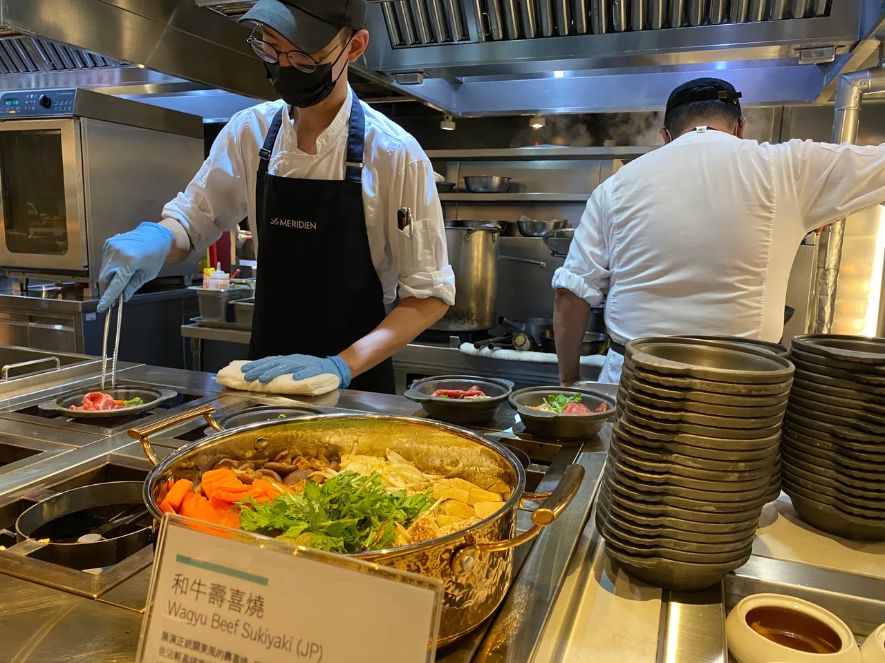 和牛四吃包含和牛寿喜烧、比脸还长的炙烧和牛握寿司