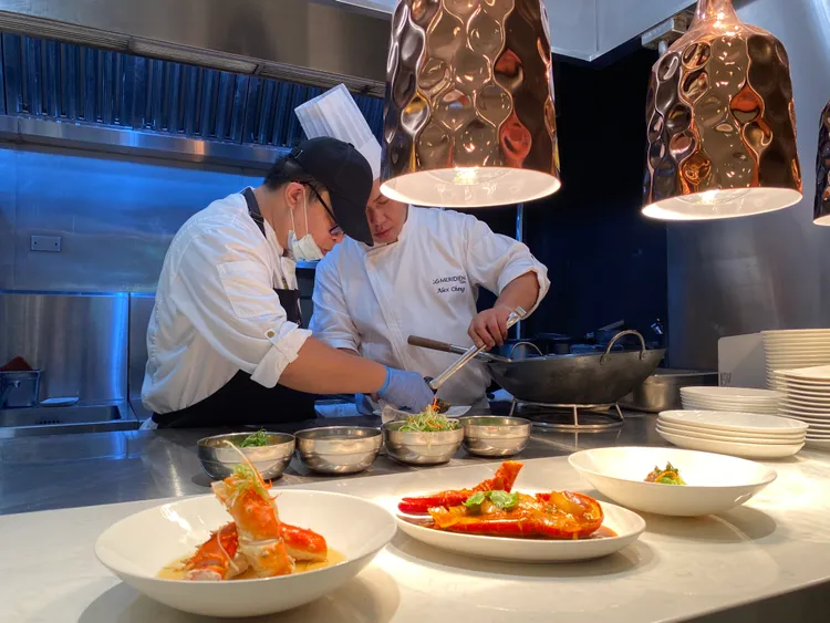 探索廚房中式餐點現做區。莊偉祺攝