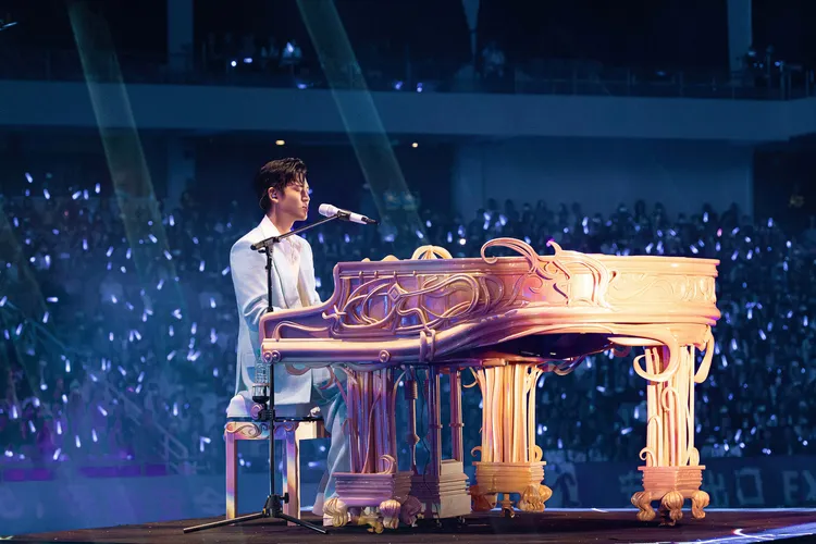 周興哲自彈自唱，經典歌曲掀全場大合唱。星空飛騰提供