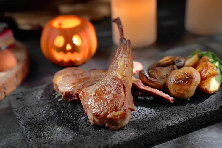 君品酒店「女巫市集饗宴」主餐之一「碳烤羊排佐珍珠洋芋」售價1980元+10%，選用紐西蘭小羔羊排，以炭火鎖住肉汁，佐以草本香氣，風味層次細膩優雅。雲朗觀光提供