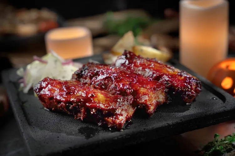 「碳烤12oz豬肋排佐珍珠洋芋」為君品酒店「女巫市集饗宴」所推出的期間限定餐點，售價1480元+10%。雲朗觀光提供