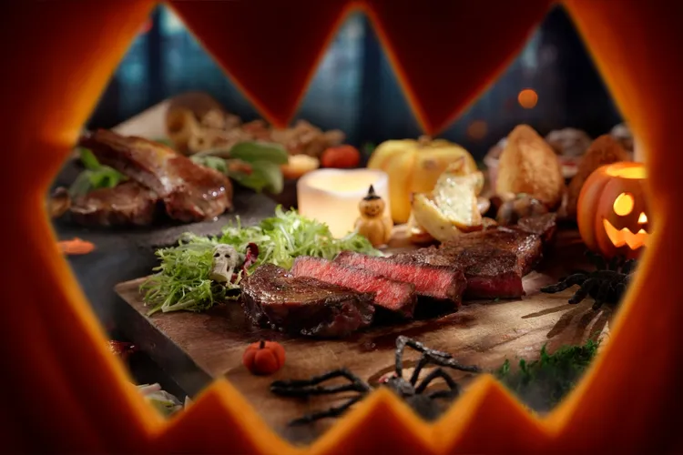 君品酒店「女巫市集饗宴」以半自助形式登場，提供三款精緻主餐可供選擇，搭配豐盛冷盤與節慶甜點，展現義式市集的饗食魅力。雲朗觀光提供