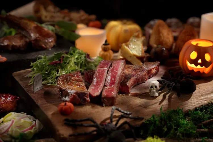 「碳烤6oz肋眼牛排佐珍珠洋芋」2180元+10%，選用美國Prime級肋眼，外焦內嫩、香氣濃郁。君品酒店提供