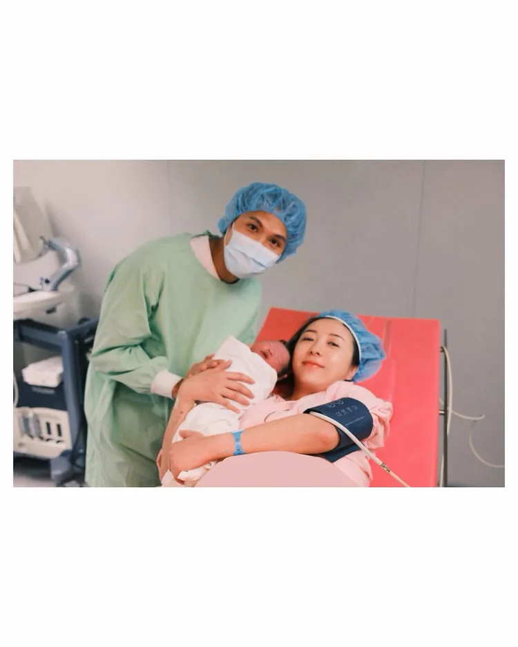 五熊與老公兒子的第一張全家福照。翻攝自五熊臉書