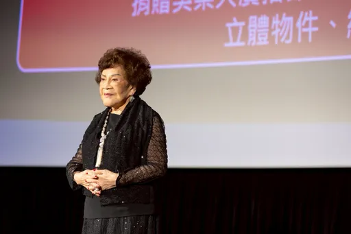 周游劳军自封「砲火情人」 见空军小帅哥忍不住亲下去
