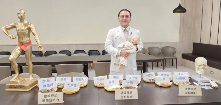 脑性麻痺儿童可透过「中西合璧」治疗!奇美医院中医部主治医师庄照宇表示,越早期介入,改善发展迟缓的效果越明显。院方提供