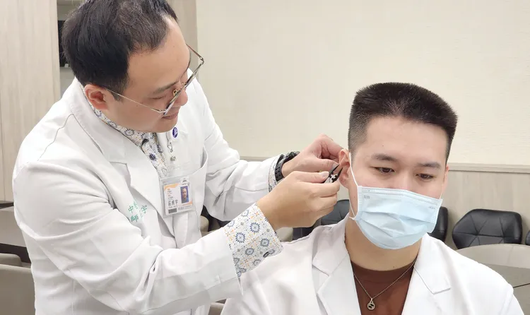 莊照宇示範穴位推拿按摩，透過專業手法協助腦性麻痺兒童放鬆緊繃肌肉，矯正姿勢，促進肢體活動度。院方提供