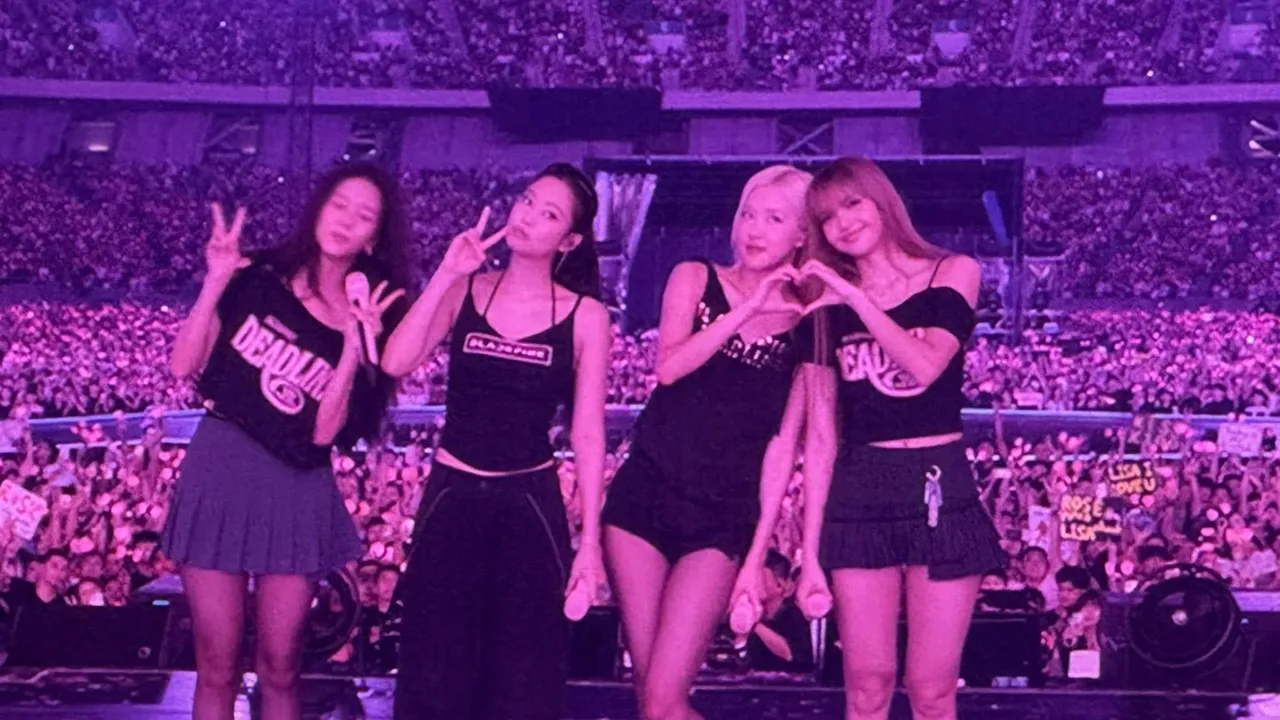 BLACKPINK以黑粉穿搭在舞台上合影。讀者提供