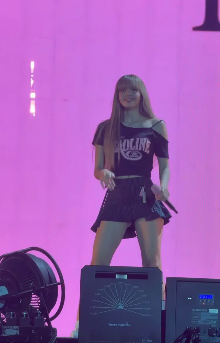 Lisa穿著的條紋短裙出自台灣設計師品牌PCES。讀者提供