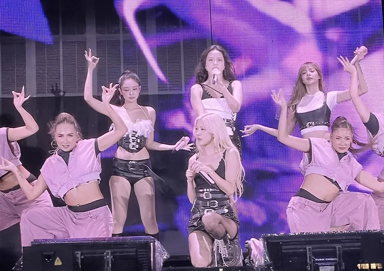 BLACKPINK昨晚开场以超辣皮衣造型现身。读者提供
