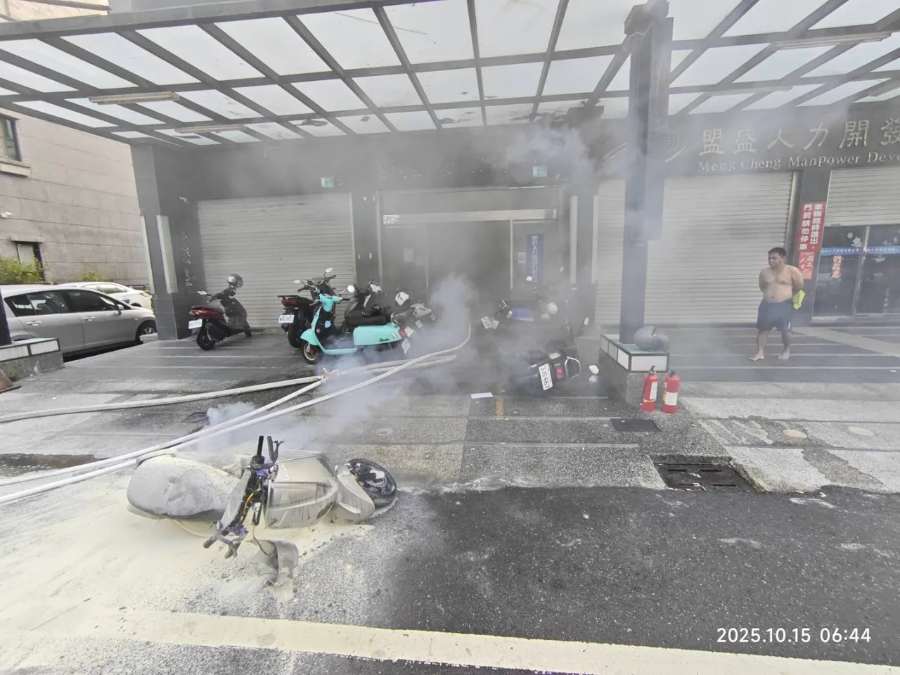 该处透天民宅是移工宿舍,一楼内部停满机车,警消疏散13人,幸好无人伤亡。民众提供