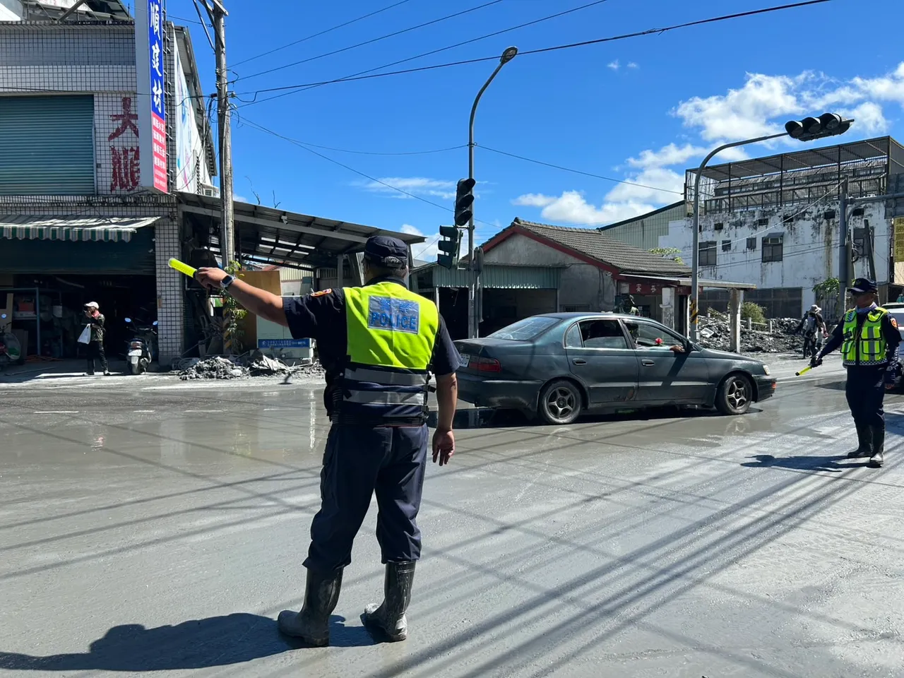 警方在灾区周边道路交管。警方提供