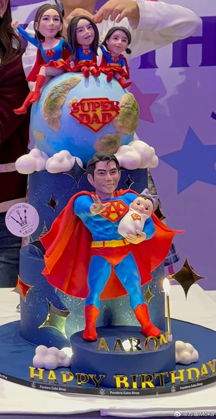 翻糖蛋糕塑造郭富城超人一家，SUPER DAD抱著超人寶寶超可愛。翻攝方媛微博
