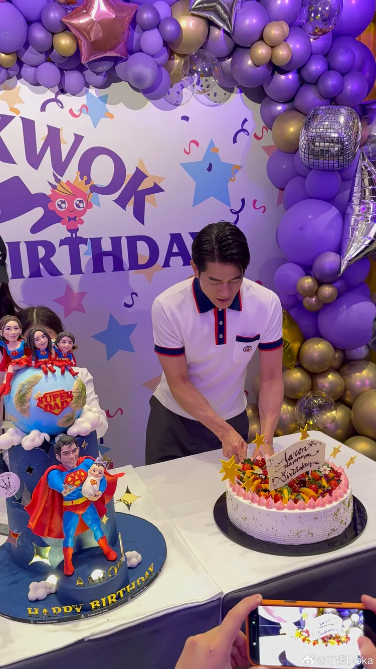 郭富城切蛋糕慶祝60歲生日。翻攝方媛微博