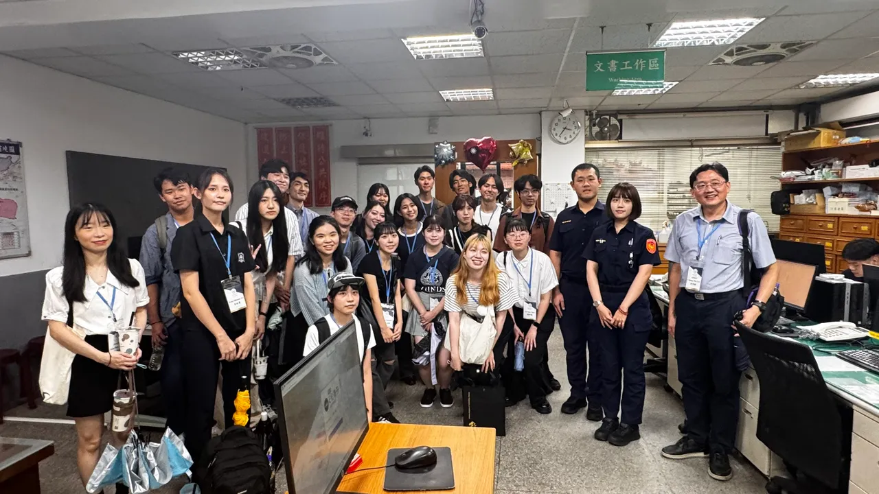 三峡警携手台北大学欢迎多位国际学生参访,结合三峡老街在地文化,做好国民外交。翻摄画面