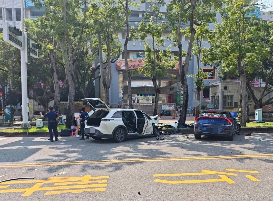 白车驾驶撞上廖妇后,又失控冲到对向车道,波及另部蓝色轿车。民众提供
