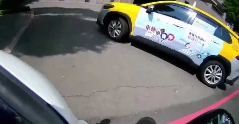 警方以警用机车开道,协助计程车将异物哽塞的妇人送医。民众提供