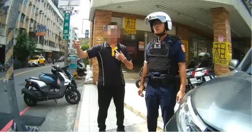 老妇吞保健锭卡气管呼吸困难 台中警开道协助救命
