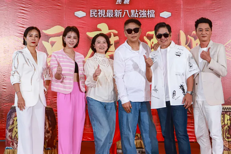 藍葦華（右起）、洪都拉斯、導演馮凱、謝瓊煖、蘇晏霈、陳仙梅今出席開鏡儀式。民視提供