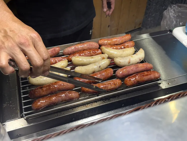 李姓業者說，香腸這類加工品還能用冷凍豬肉製作，但若再延長仍會「無豬可用」。莊曜聰攝