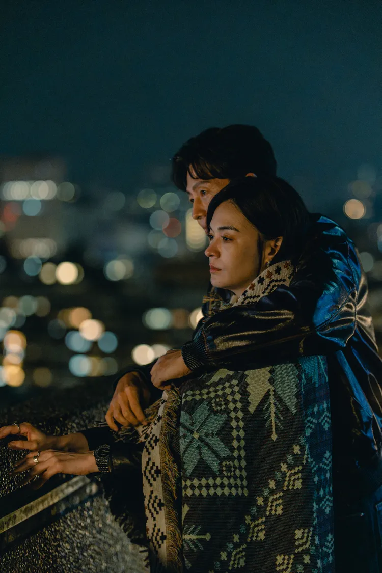 《整形過後》前導預告曝光，李廷鎮（後）耳鬢廝磨張榕容（前）。六魚文創提供