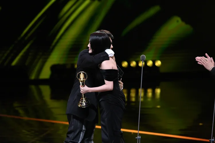 蔡康永擁抱小S祝賀。三立電視提供