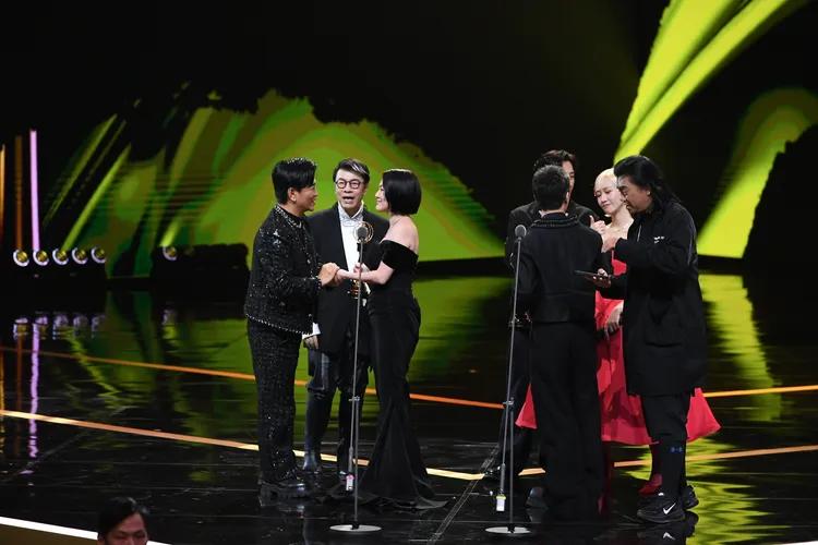 典禮尾聲吳宗憲上台問候小S。三立電視提供