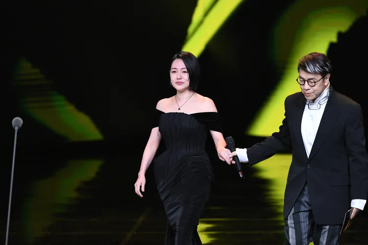 小S（左）靠蔡康永給予力量站上舞台。三立電視提供