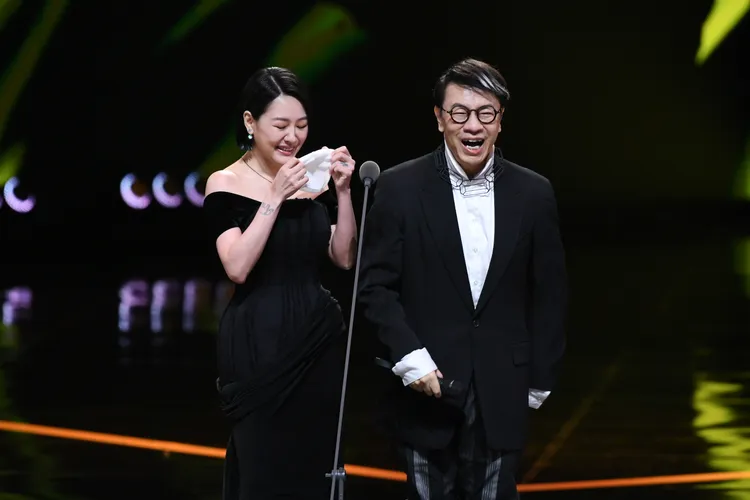 小S借蔡康永的手帕擦眼淚鼻涕。三立電視提供