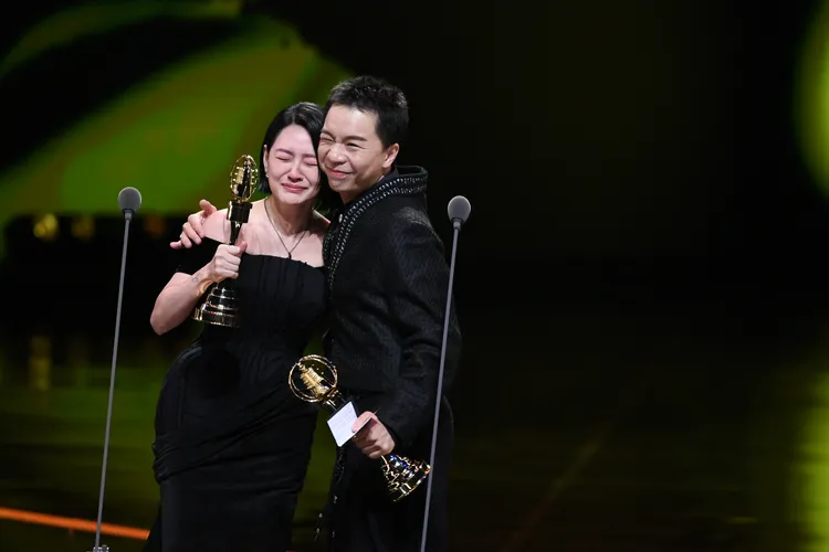 小S（左）和搭檔派翠克哭成一團。三立電視提供